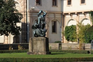 Valdštejnská zahrada - socha Herkula bojujícího s drakem