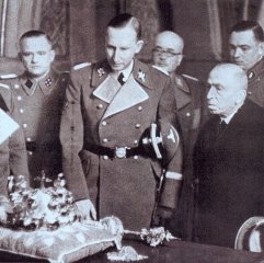 Reinhard Heydrich si v doprovodu Statního prezidenta Emila Háchy  prohlíží korunovační klenoty