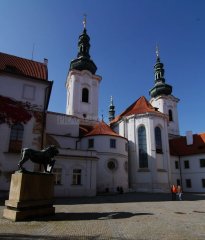 Strahovský klášter - vnitřní nádvoří a basilika Nanebevzetí Panny Marie 