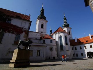 Strahovský klášter  - vnitřní nádvoří a basilika Nanebevzetí Panny Marie 