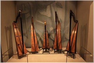 České muzeum hudby - expozice strunných nástrojů - jednoduché harfy
