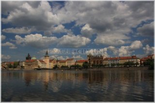 Novotného lávka a Smetanovo nábřeží ze Střeleckého ostrova