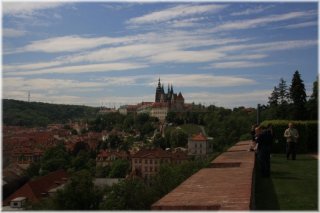 Kramářova vila - výhled ze zahrady na Pražský hrad