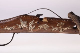 Výstava Arma Diaboli - kuše lovecká, 2. pol. 17. století, detail intarzie s loveckými motivy