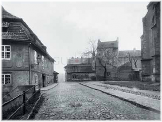Jedna z posledních fotografií Jedové chýše. Přímo uprostřed, vpravo je vidět část kostela sv. Apolináře