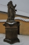 Socha sv. Rocha z roku 1751 před kostelem Panny Marie Vítězné na Bílé hoře v Praze