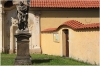 Socha sv. Rocha z roku 1751 před kostelem Panny Marie Vítězné na Bílé hoře v Praze