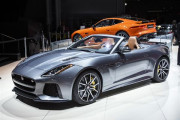 Výstava luxusních sportovních modelů Jaguar v Arkádách